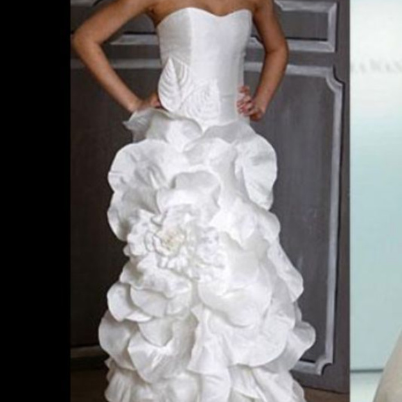 Carolina Herrera Dresses & Skirts - STRAPLESS CAROLINA HERRERA BRIDAL GOWN